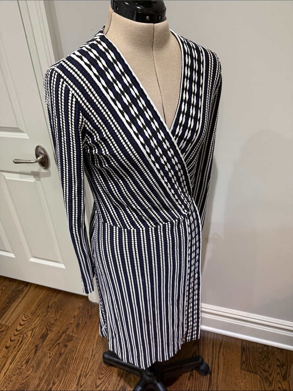 Tory Burch Oxford Navy Stripe Long Sleeve Jacquard Wrap Stretch knit Dress M - Picture 5 of 8